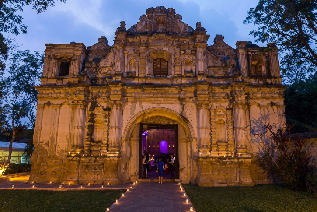 Ceremonia nocturna en ruinas coloniales iluminadas