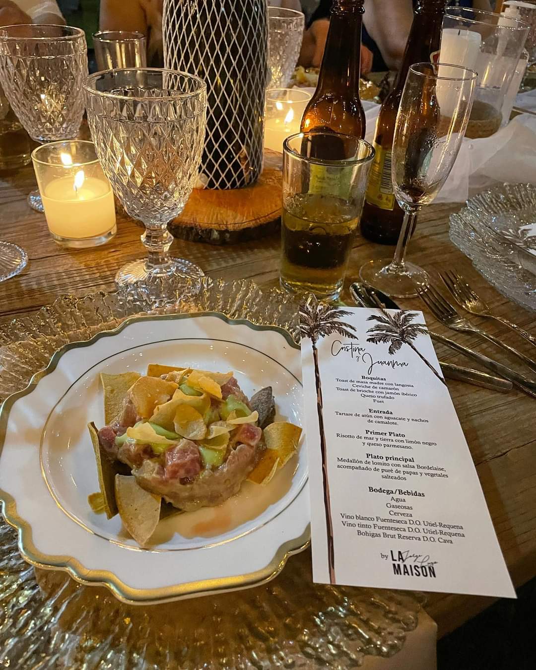 Mesa de gala con menú personalizado y cristalería fina